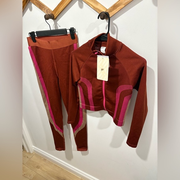 NWT - 2 Pc - FABLETICS - CASEY SEAMLESS JACKET AND LEGGINGS - Picture 4 of 10